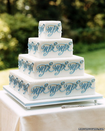  a footed cake stand Choose a color that fits with your wedding theme 